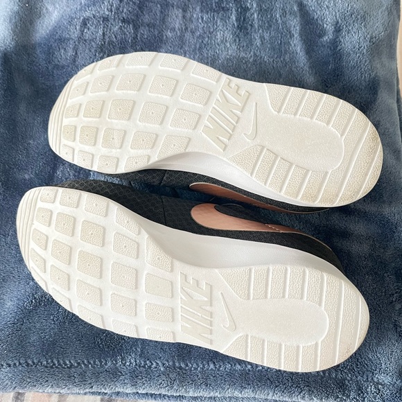 Nike Women’s Tanjun Running Shoes - Picture 3 of 5